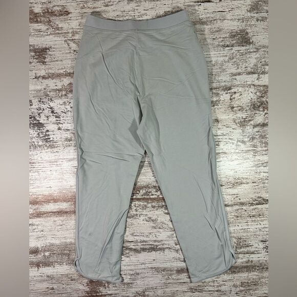 Women’s Lululemon Every Moment Pant Capri gray size 6 EUC W5BAMS 26” inseam - Picture 2 of 6